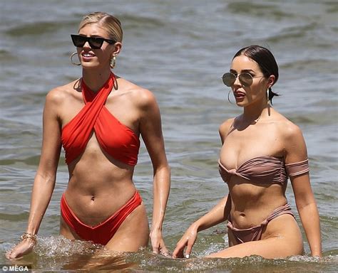 Hoa hậu Hoàn vũ nóng bỏng với bikini