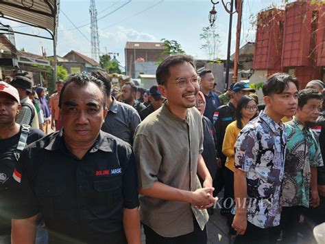 Blusukan Bareng Di Surakarta Gusti Bhre Dikenalkan Gibran Kepada Warga