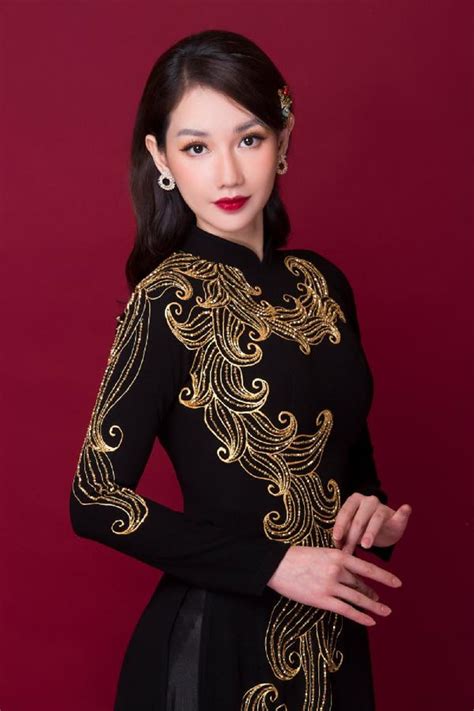 Hot girl Quỳnh Chi xinh đẹp khi diện áo dài cưới