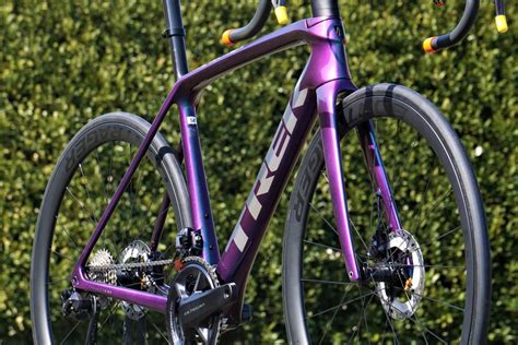 宝石のように輝くアメジストカラー超軽量カーボンロードバイクTREK EMONDA SLR 7降臨Y sRoad PORTAL