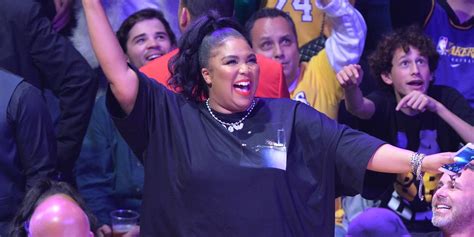 Lizzo Bares Her Thong While Twerking At The Lakers Game Lizzo Just Jared Celebrity News