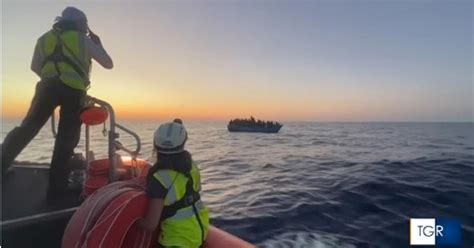 Record Di Sbarchi A Lampedusa In Ore