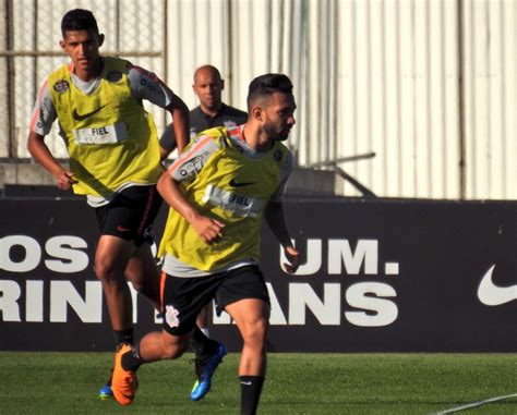 Clayson Treina Bola E Pode Voltar Ao Corinthians Em Cl Ssico