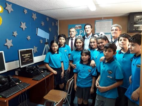 Puerto Angamos inauguró renovada sala de computación en Escuela de