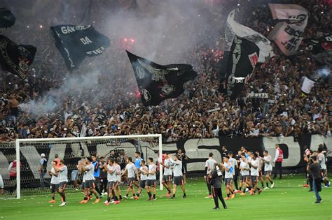 Torcida faz festa na Arena e abraça o Corinthians antes da decisão