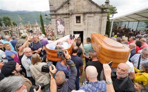 Galiza Prociss O Dos Caix Es Pessoas Vivas Voltou Rua