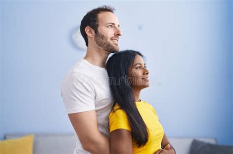 Pareja Interracial De Hombres Y Mujeres Abrazándose Entre Ellos