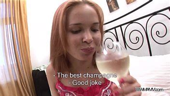 Curiosa jovencita prueba juguetes sexuales antes de follar y correrse en el coño XVIDEOS