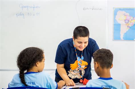 Em 10 anos escolas estaduais do país perderam um terço dos professores