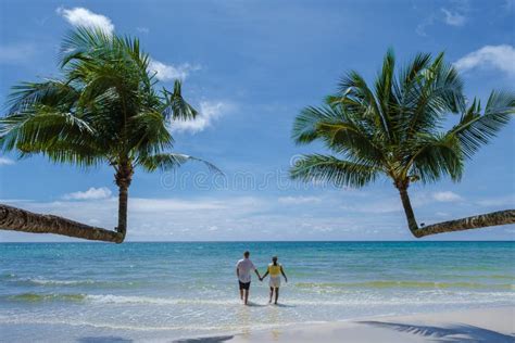 Playa Tropical Con Palmeras En La Isla De Koh Kood Thailand Imagen De