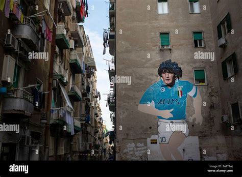 Enorme Mural De Diego Maradona En El Barrio Español De Nápoles Italia