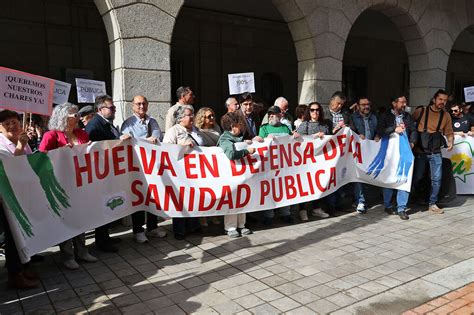 Imágenes de la concentración de la Marea Blanca de Huelva por la