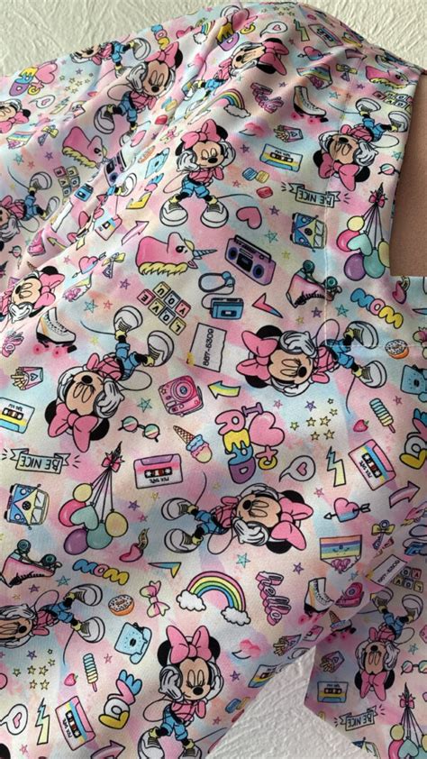 Blusa Scrub De Pijama Cir Rgico Estampado Unissex Minnie Ouvindo