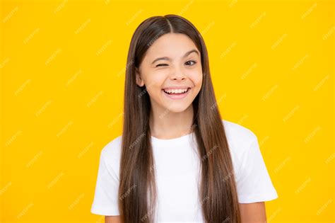 Забавное лицо девочка-подросток закрывает один глаз подмигивает и ...