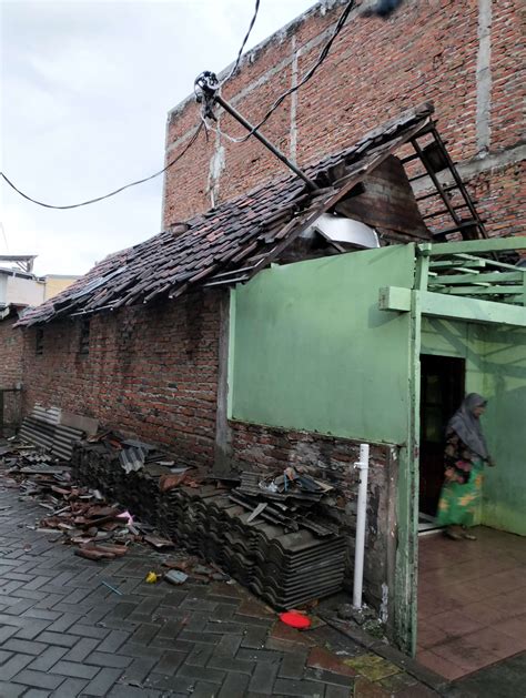 Diterpa Angin Kencang Rumah Warga Surabaya Ini Rusak Parah Cakrawarta