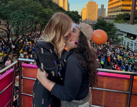 Marcela Mc Gowan Beija A Noiva Luiza Martins Na Parada Lgbt