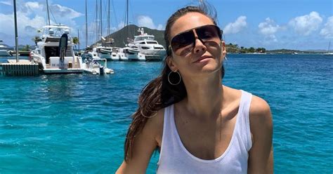 Kinga Rusin pokazała umięśniony brzuch w białym bikini