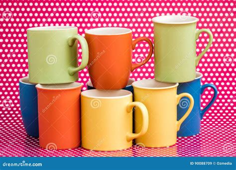 Tazas De Caf Coloridas En Fondo Rosado Con Los Puntos Blancos Imagen