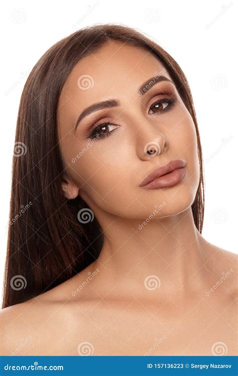 Feche O Retrato De Uma Mo A Modelo De Brunette Nude Maquiagem Profissional E L Bios