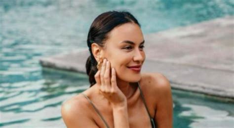 Sophia Latjuba Unggah Foto Seksi Pakai Bikini Netizen Salah Fokus Ini 50 Tahun