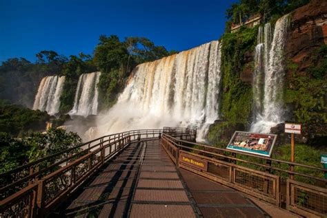 Cataratas Del Iguaz Buscan Intensamente A Un Turista Que Cay En Las