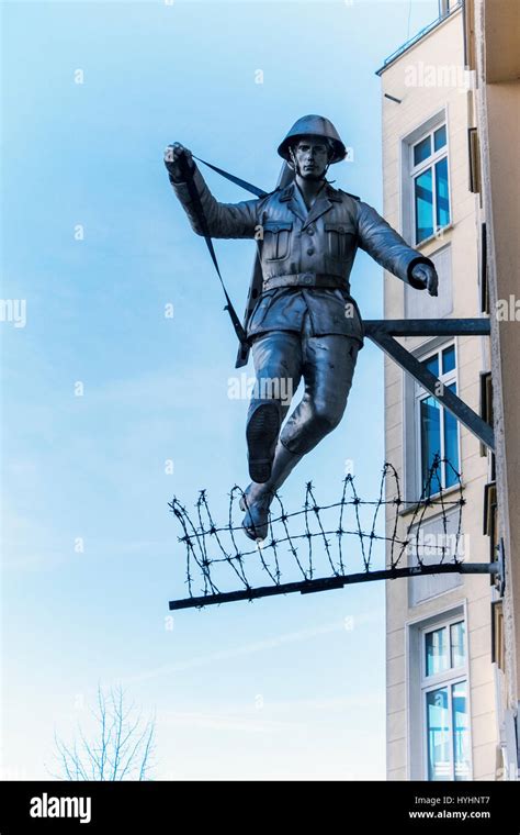 Berlinmittewall Jumperjumping Soldier Sculptureeast German Border