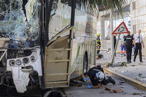 Las imágenes del accidente mortal de un autobús en Cádiz