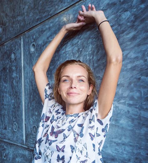 Femme Assez Blonde Souriant Au Dessus Du Mur De Briques Gris Image Stock Image Du Bleu Adulte