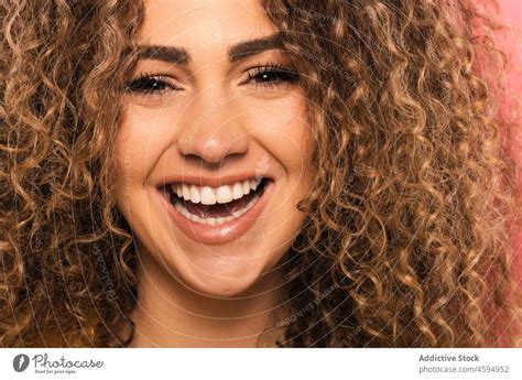 L Chelnde Frau Mit Lockigem Haar Ein Lizenzfreies Stock Foto Von