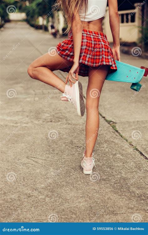 Schöne Sexy Junge Dame Im Erotischen Minirock Mit Einem Skateboard