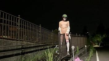 女装子まゆちゃんが股間への刺激が忘れられず深夜の道路脇で全裸露出しながら柵にまたがって股間を刺激しもだえる XVIDEOS