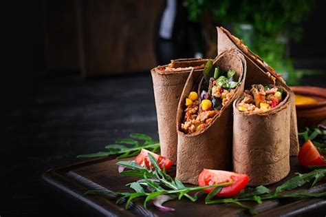 Burritos Envuelve Con Carne Y Verduras Sobre Fondo De Madera Oscura