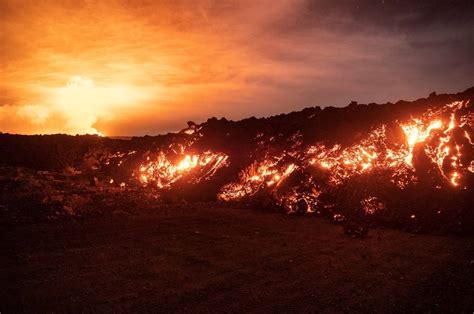 美国夏威夷冒纳罗亚火山持续喷发 熔岩流逼近道路 搜狐大视野 搜狐新闻