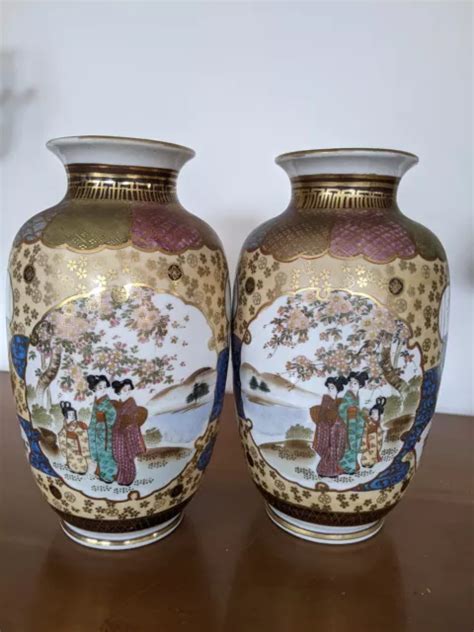 PAIRE DE VASES balustre en porcelaine émaillée japon meiji Satsuma