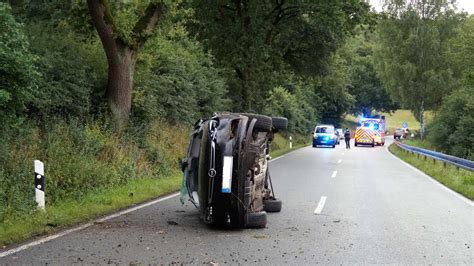 Mann Bei Unfall Auf Der B253 Bei Frankenberg Im Auto Eingeklemmt