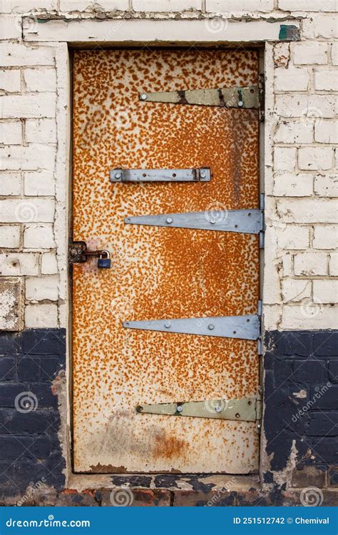 Puerta Oxidada En Pared Rota Foto De Archivo Imagen De Vivienda