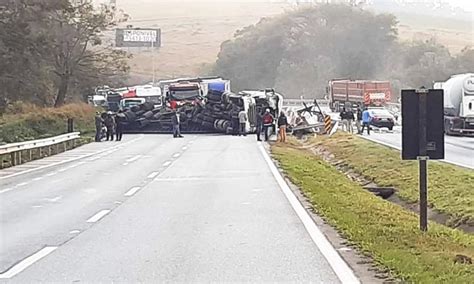 Carreta Tomba Na Fern O Dias Em Estiva Interdita Rodovia E Deixa Uma