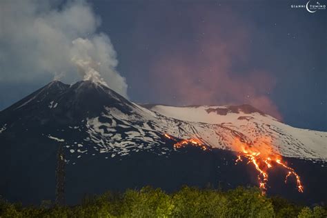 Etna La Colata Lavica Alla Base Del Cratere Di Sud Est