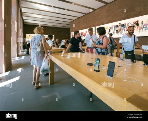 Ipads Tables Hi Res Stock Photography And Images Alamy