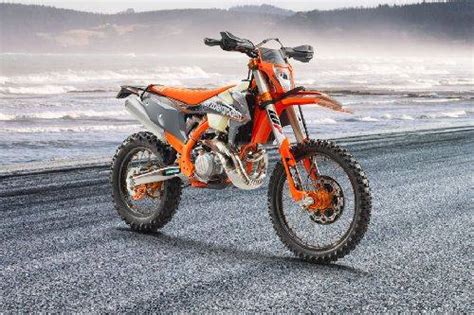 KTM 300 EXC TPI ERZBERGRODEO Vs KTM 300 XC W Perbandingan Zigwheels