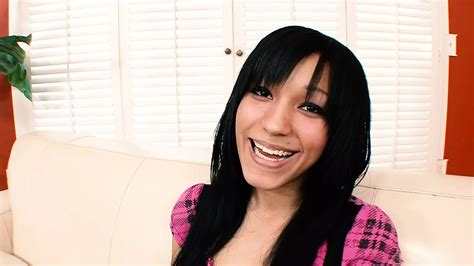 Une latina dévergondée à la chatte très poilue se fait baiser