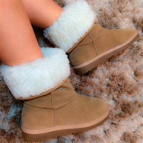 Bota Tipo Ugg Feminina Bege Forrada Pelo Branco R Em