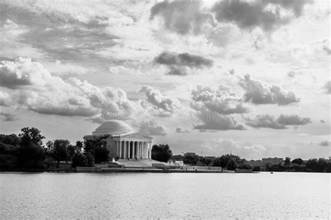 Bela Escala De Cinza Do Memorial Jefferson Próximo à água Em Washington