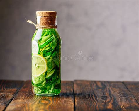 L eau De Detox a Infusé Avec Le Citron Le Concombre Et La Menthe Image