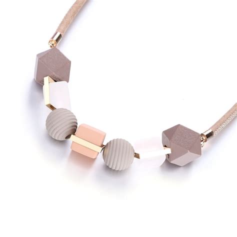 Collier Ras De Cou Pendentifs Sphères Et Cubes En Bois Multicolores