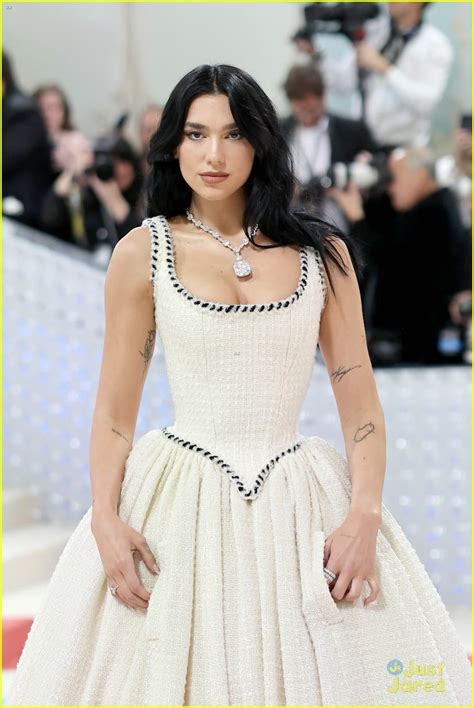 Co Chair Dua Lipa S Met Gala Dress Comes With Pockets Photos