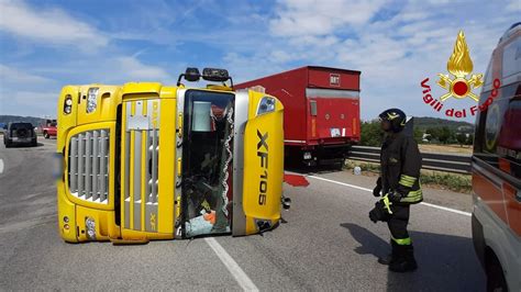 Tir Si Ribalta Disagi Alla Circolazione