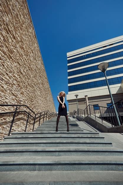 Hermoso Retrato De Una Mujer Rubia Contra Una Pared De Ladrillos En La