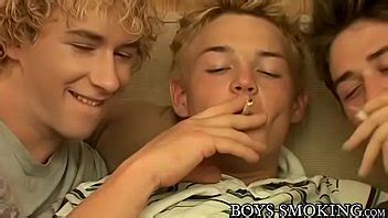 Une bande de jeunes fétichistes fumants a un trio torride XVIDEOS