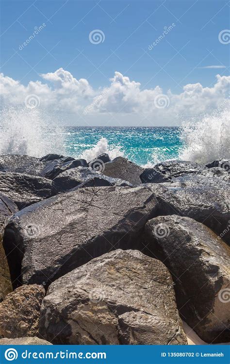 Ondas Que Causam Um Crash Sobre Rochas Foto De Stock Imagem De